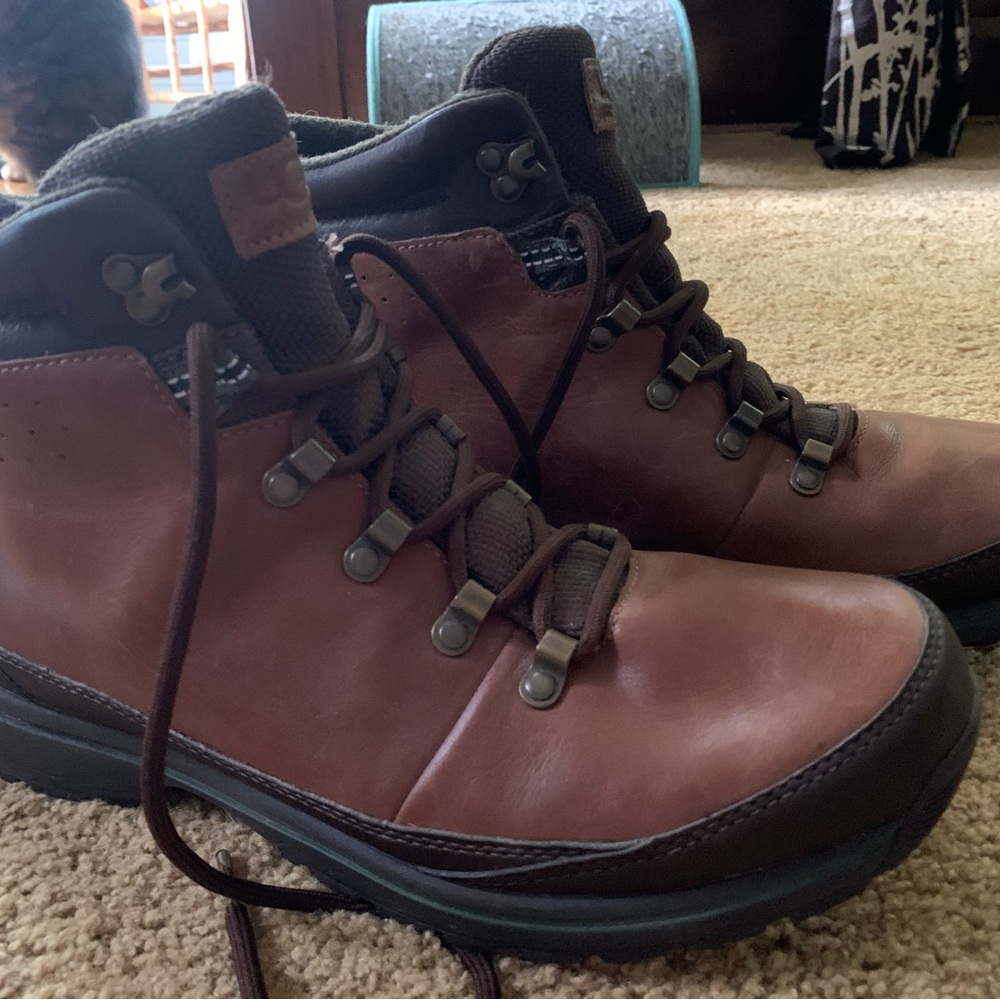 UGG Brown and Black Ankle-High Boots with Sturdy Leather Upper Thinsulate